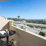 Ξενοδοχείο με διαμερίσματα Hillside & 3*