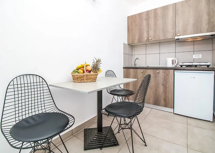 Hillside & 3* فاليراكي